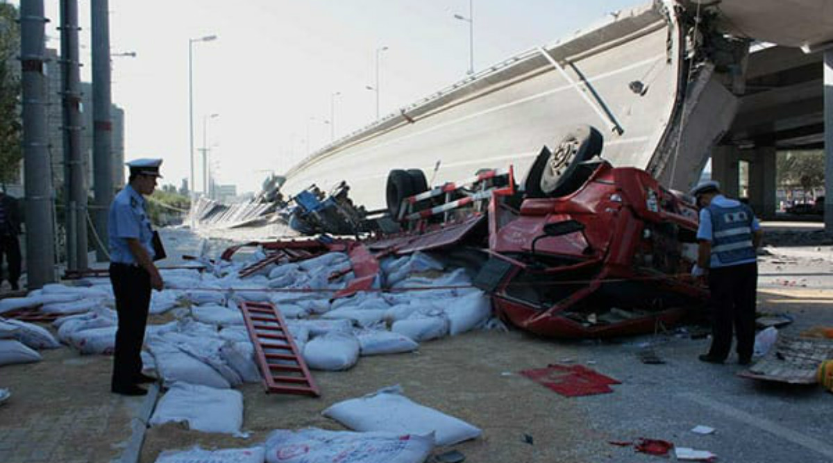 China Bridge Collapses, Three Dead, Two Injured (Watch Video) 🌎 LatestLY