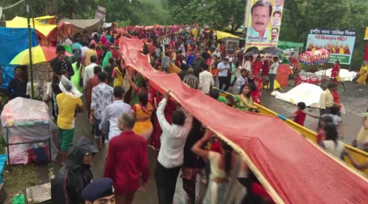 Madhya Pradesh: 2 Km-Long ‘Chunri Yatra’ Taken Out in Indore to Pledge Plastic-Free India Madhya Pradesh: 2 Km-Long ‘Chunri Yatra’ Taken Out in Indore to Pledge Plastic-Free India