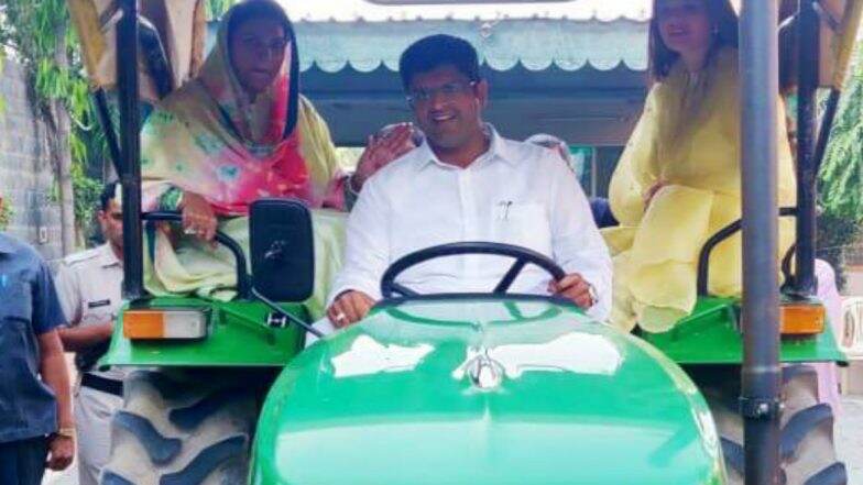 Haryana Assembly Elections 2019: JJP Leader Dushyant Chautala and His Family Reaches Polling Booth in Sirsa on a Tractor; See Pics