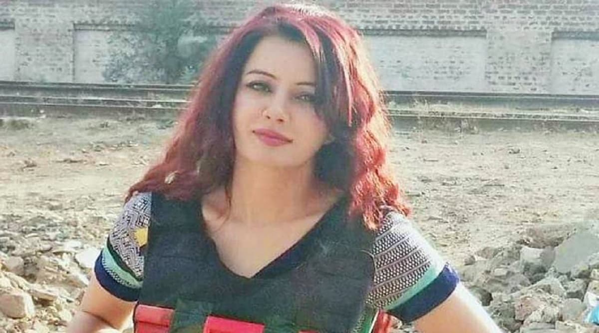 Pakistani Singer Rabi Pirzada Threatens PM Narendra Modi With Suicide Attack, Shares Picture With Bomb Jacket (Watch Pic) Pakistani Singer Rabi Pirzada Threatens PM Narendra Modi With Suicide Attack, Shares Picture With Bomb Jacket (Watch Pic)
