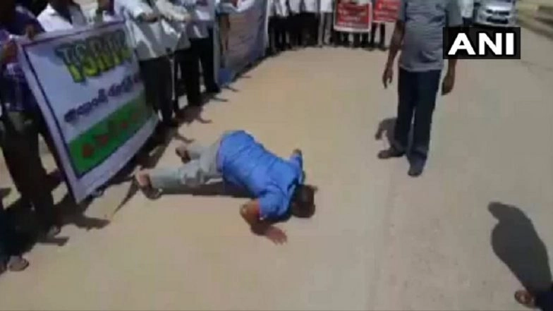 Telangana: Protests by TSRTC Employees Intensify in Hyderabad, Protesters Rub Their Nose on Ground