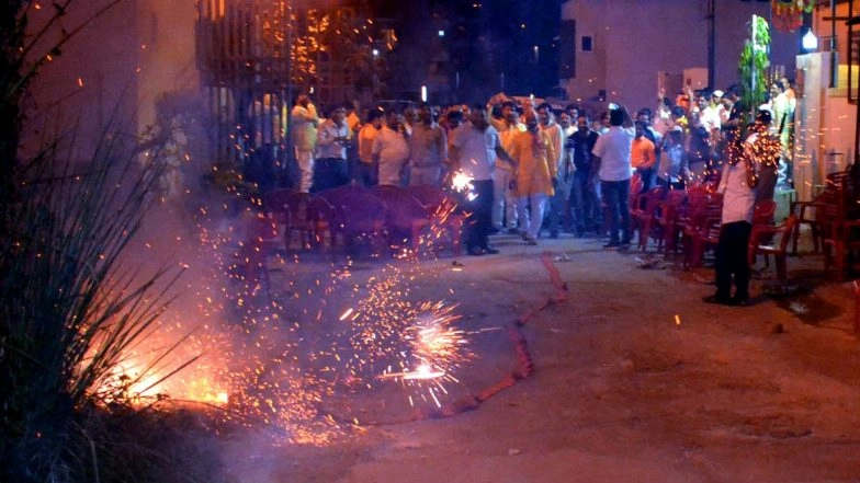 Firecracker Ban in Mumbai Announced by BMC on Diwali 2020 Night at Public Places, Firecrackers like 'Phooljhadi', 'Anar' Allowed For 2 Hours; Check Details