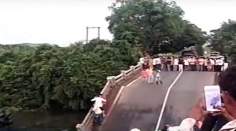 Gujarat: Bridge Located Above River in Junagadh's Malanka Collapses, 4 Cars Fall; Watch Video