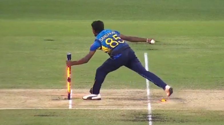 Lakshan Sandakan Forgets to Touch Ball With Stumps While Trying to Run-Out Steve Smith 