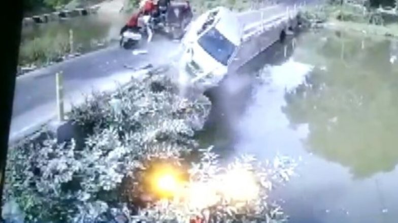 Madhya Pradesh: Car Plunges Into River in Niwari District After Colliding With an Auto-Rickshaw, All Five Occupants Rescued; Watch Video
