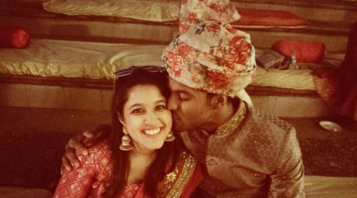 Mayank Agarwal and Wife Aashita Sood Celebrate Karwa Chauth 2019! Indian Cricketer Posts a Sweet Kissing Pic With a Lovely Message Mayank Agarwal and Wife Aashita Sood Celebrate Karwa Chauth 2019! Indian Cricketer Posts a Sweet Kissing Pic With a Lovely Message