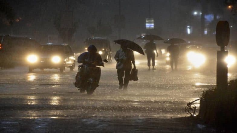 Cyclone Tauktae: #MumbaiRains Start To Trend on Twitter After Gusty Winds Peak Over South Mumbai