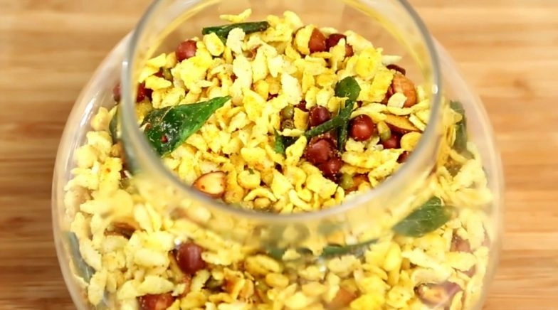 How to Make Poha Chivda At Home For Diwali
