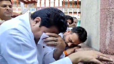 Firoz Khan, SP Leader, Cries In Front of Mahatma Gandhi Statue in Uttar Pradesh on Gandhi Jayanti 2019, Leaves Twitter Confused; Watch Video