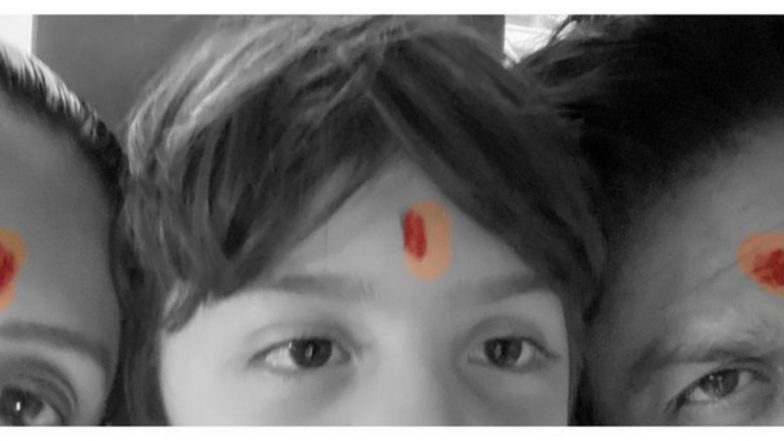 Shah Rukh Khan, Gauri and AbRam Wish Fans a Happy Diwali With This Weirdly Cute Pic!