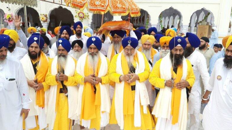 Pakistan to Issue 10,000 Visas to Sikh Pilgrims on Occasion of 550th Birth Anniversary of Guru Nanak Pakistan to Issue 10,000 Visas to Sikh Pilgrims on Occasion of 550th Birth Anniversary of Guru Nanak