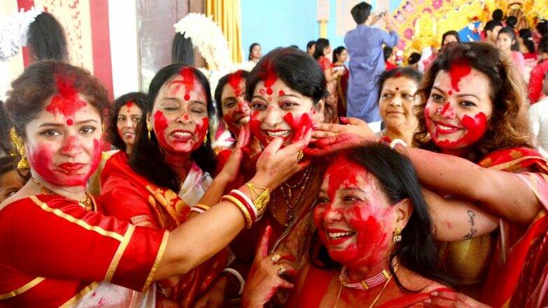 Sindoor Khela 2019: From Durga Visarjan Puja and Devi Baran to Sindur Khela Utsav, Why This Bijoya Dashami Ritual Holds Immense Importance in the Bengali Community Sindoor Khela 2019: From Durga Visarjan Puja and Devi Baran to Sindur Khela Utsav, Why This Bijoya Dashami Ritual Holds Immense Importance in the Bengali Community