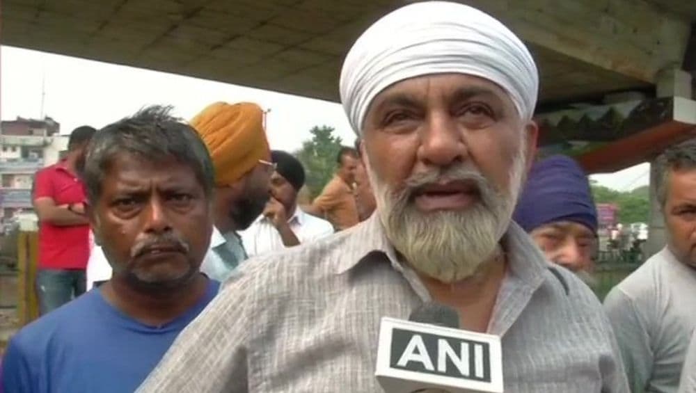 Jammu & Kashmir: Private Transporters On Indefinite Strike Against New Toll Plaza at Sarore, Commuters Left Hassled Jammu & Kashmir: Private Transporters On Indefinite Strike Against New Toll Plaza at Sarore, Commuters Left Hassled