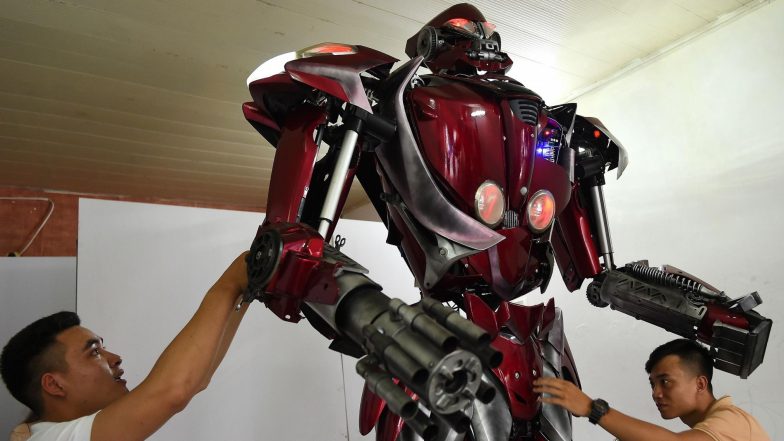 Vietnamese Roll Out Green Transformers-Inspired Robot and You Have to Check It Out!