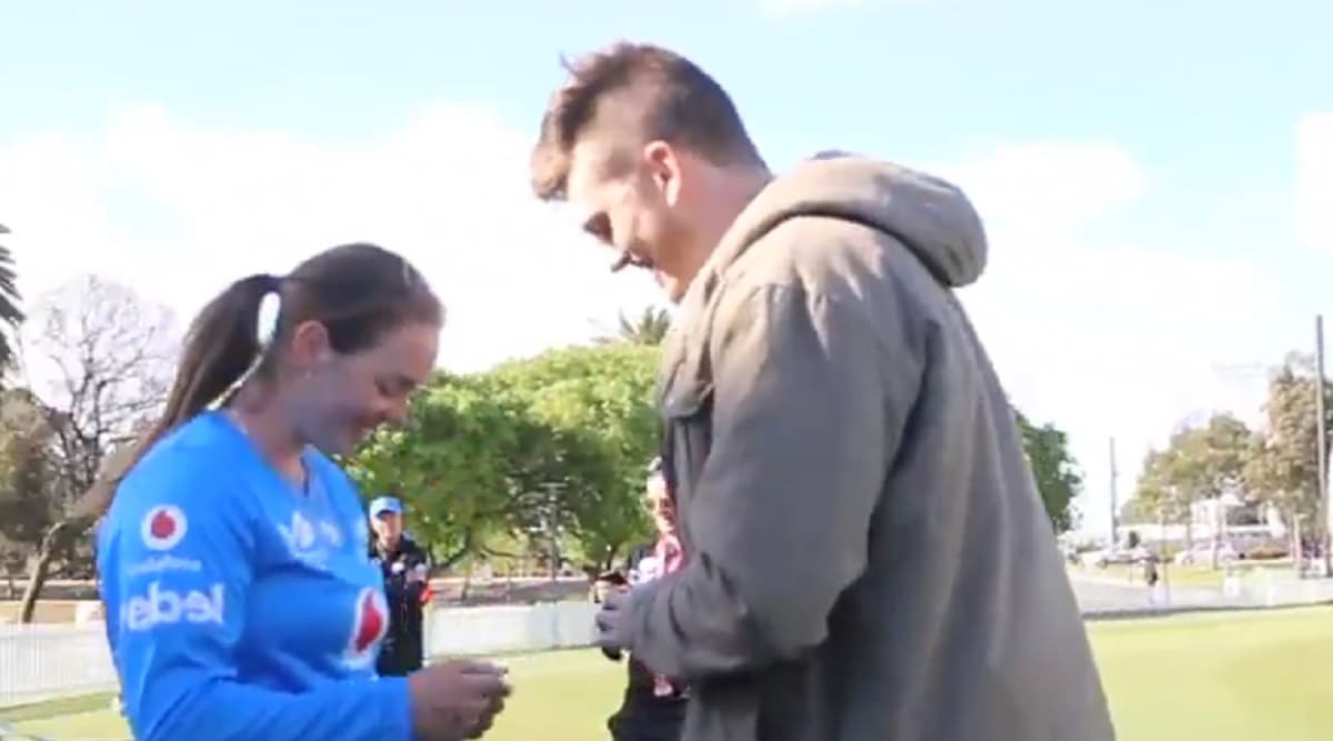 Amanda Jade-Wellington's Boyfriend Proposes Her on Field; Australian Woman Cricketer Overwhelmingly Accepts! Watch Video Amanda Jade-Wellington's Boyfriend Proposes Her on Field; Australian Woman Cricketer Overwhelmingly Accepts! Watch Video