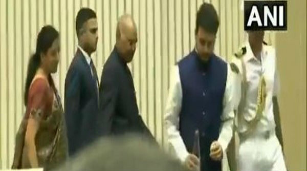 President Ram Nath Kovind, Nirmala Sitharaman Step Down from Stage to Check on Guard Who Fainted (Watch Video)