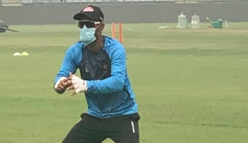 Liton Das Trains Wearing a Mask At the Arun Jaitley Stadium in Delhi Ahead of IND vs BAN, 1st T20I 2019 (See Pic) Liton Das Trains Wearing a Mask At the Arun Jaitley Stadium in Delhi Ahead of IND vs BAN, 1st T20I 2019 (See Pic)
