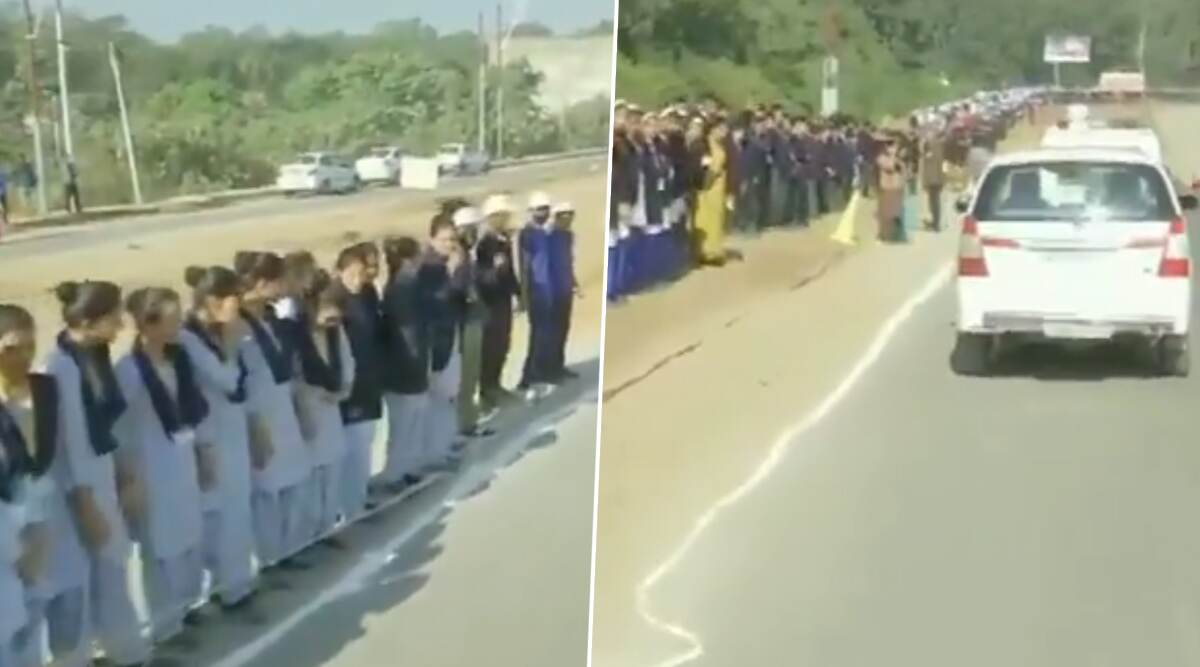 Uttarakhand: 50-Km-Long Human Chain Formed to Create Awareness Against Use of Polythene, CM Trivendra Singh Rawat Joins Campaign (Watch Video) Uttarakhand: 50-Km-Long Human Chain Formed to Create Awareness Against Use of Polythene, CM Trivendra Singh Rawat Joins Campaign (Watch Video)