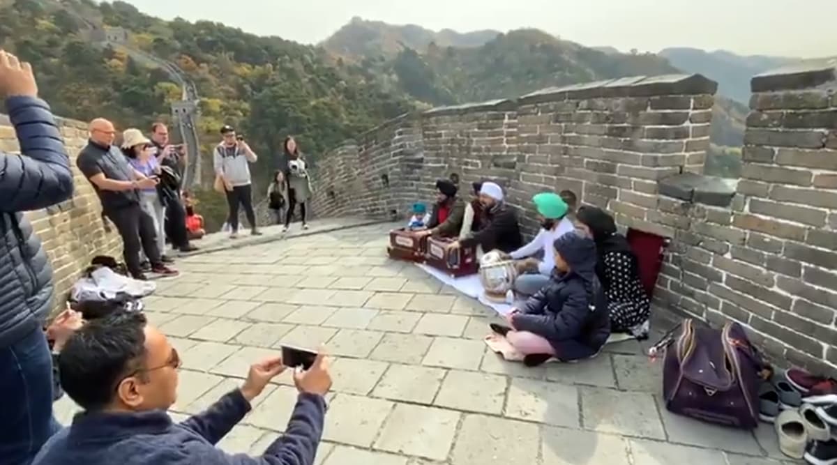 Gurpurab 2019: Shabad Kirtan on the Great Wall of China Goes Viral (Watch Incredible Video) Gurpurab 2019: Shabad Kirtan on the Great Wall of China Goes Viral (Watch Incredible Video)