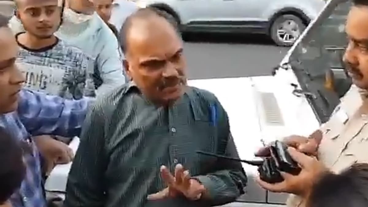 Paedophile Caught Kissing Beggar at Connaught Place; Instagram Post Goes Viral (Watch Video) Paedophile Caught Kissing Beggar at Connaught Place; Instagram Post Goes Viral (Watch Video)