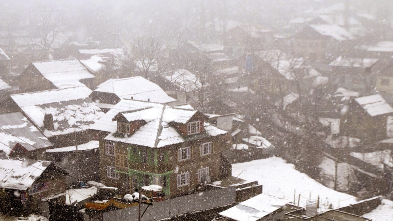 Kashmir Snowfall 2019: Valley Turns Pristine White With First Snow Attracting Tourists!