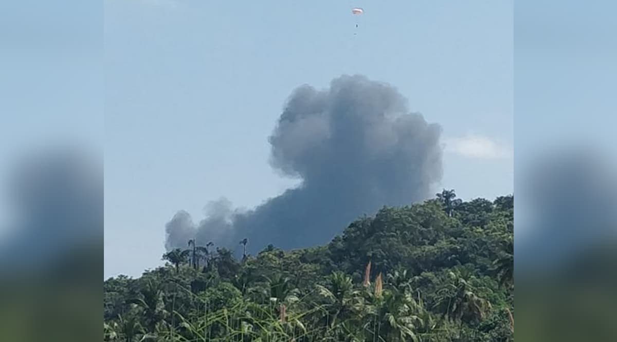 MiG-29K Fighter Aircraft of Indian Navy Crashes in Goa Soon After Take Off, Both Pilots Safe MiG-29K Fighter Aircraft of Indian Navy Crashes in Goa Soon After Take Off, Both Pilots Safe