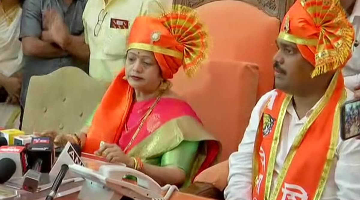 Mumbai Mayor Polls 2019: Shiv Sena Leaders Kishori Pednekar and Suhas Wadkar Elected As Mayor and Deputy Mayor of BMC Unopposed Mumbai Mayor Polls 2019: Shiv Sena Leaders Kishori Pednekar and Suhas Wadkar Elected As Mayor and Deputy Mayor of BMC Unopposed