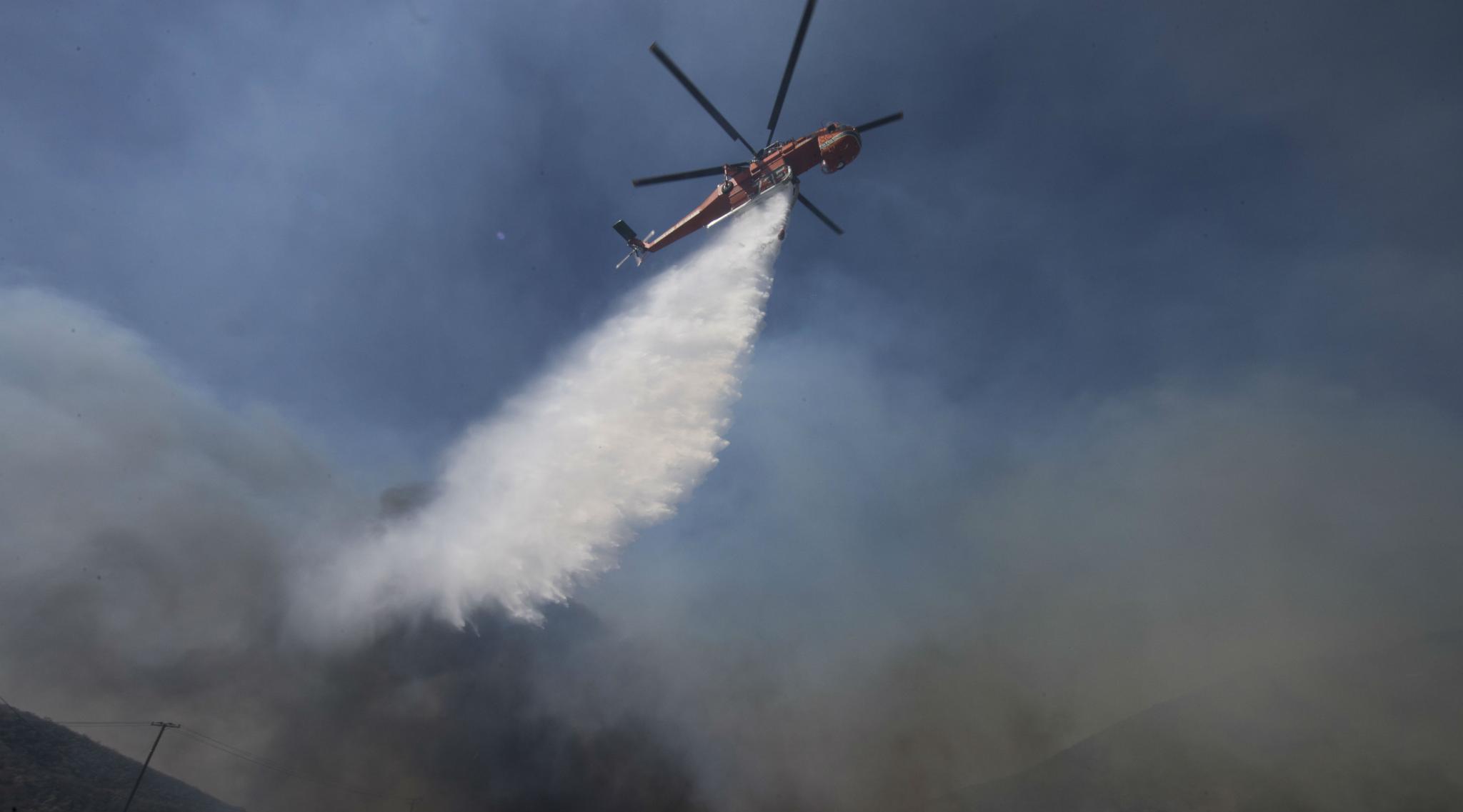 Australia Bushfires: Helicopter Crashes During Queensland Fire Operation, Pilot ...