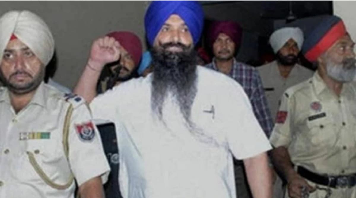 Balwant Singh Rajoana's Death Sentence Commuted by Home Ministry, Was Convicted of Murdering Ex-Punjab CM Beant Singh Balwant Singh Rajoana's Death Sentence Commuted by Home Ministry, Was Convicted of Murdering Ex-Punjab CM Beant Singh