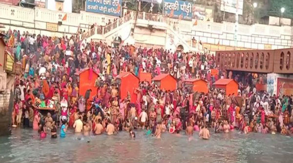 Kartik Purnima 2019: Thousands of Devotees in Haridwar Throng to Take Holy Dip at Har Ki Pauri Ghat