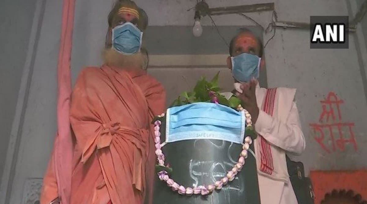 Uttar Pradesh Pollution: Priest Covers ‘Shivling’ With Mask as Air Quality Worsens in Varanasi Uttar Pradesh Pollution: Priest Covers ‘Shivling’ With Mask as Air Quality Worsens in Varanasi