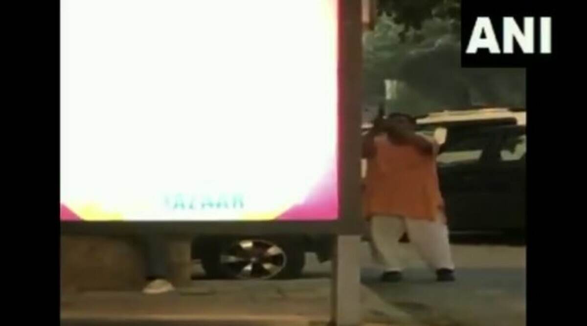 Firing Outside BJP MP Hans Raj Hans’ Office in Delhi’s Rohini, Police Arrests 51-Year-Old Man; Watch Video Firing Outside BJP MP Hans Raj Hans’ Office in Delhi’s Rohini, Police Arrests 51-Year-Old Man; Watch Video