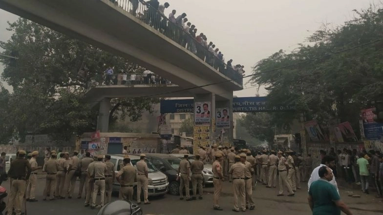 Tis Hazari Row: Delhi High Court Says 'No Coercive Action' Against Policemen Till December 23 for Firing at Lawyer