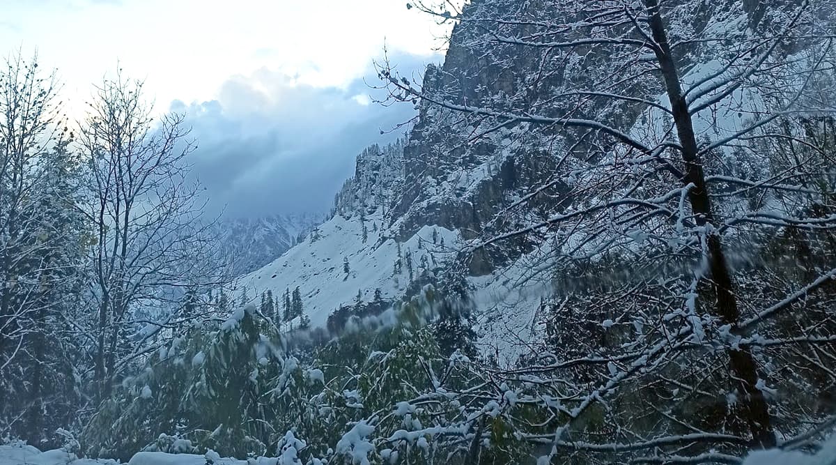 Winter 2019: Snow Covers Hills Overlooking Manali as Himachal Pradesh Witnesses Season's Lowest Temperature (See Pictures) Winter 2019: Snow Covers Hills Overlooking Manali as Himachal Pradesh Witnesses Season's Lowest Temperature (See Pictures)