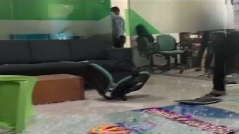 Shiv Sena Workers Ransack IFFCO Tokio Insurance Company Office in Pune For Rejecting Farmers' Claims; Watch Video