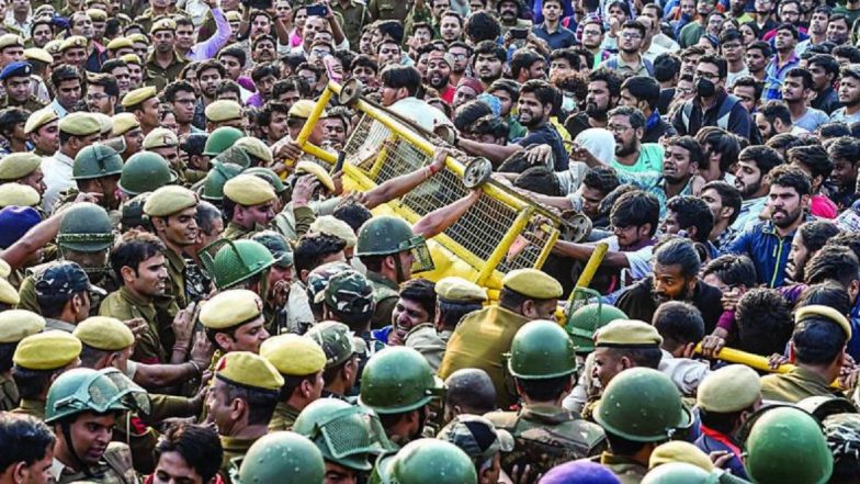 JNU Protest: Entry-Exit Points of Lok Kalyan, Udyog Bhawan, Patel Chowk, Central Secretariat Metro Stations Sealed by DMRC on Police Orders