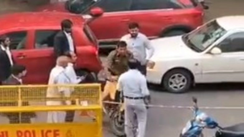 Tis Hazari Violence Aftermath: Lawyer Assaults Cop at Delhi’s Saket Court, Video Goes Viral