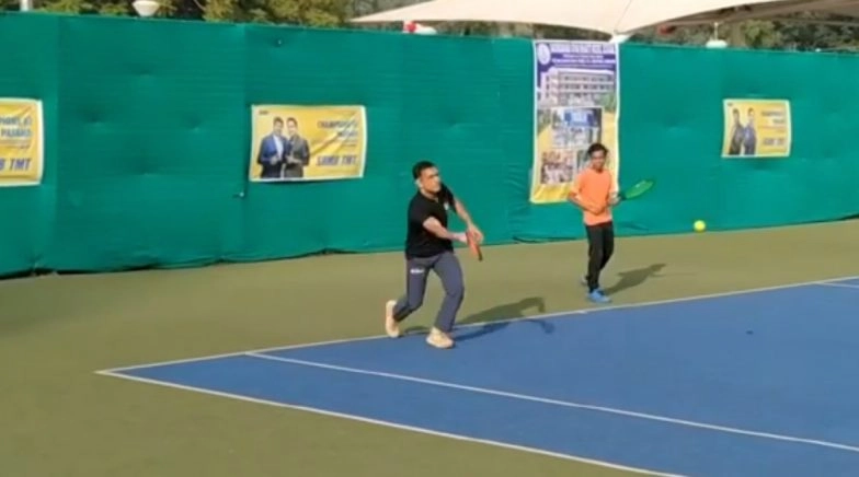 MS Dhoni Plays Tennis at JSCA Stadium Complex in Ranchi, Video Goes Viral on Social Media