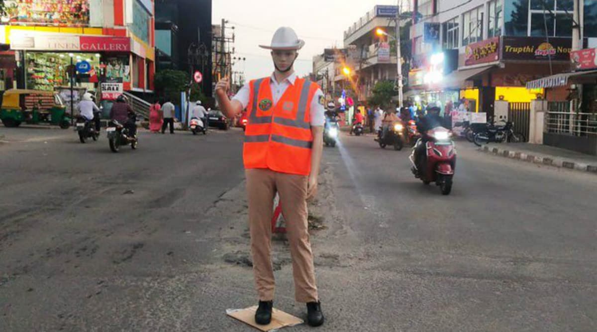 Bengaluru Police Now Comes Up With Mannequins Dressed Like Traffic Constables to Curb Road Rule Violations Bengaluru Police Now Comes Up With Mannequins Dressed Like Traffic Constables to Curb Road Rule Violations
