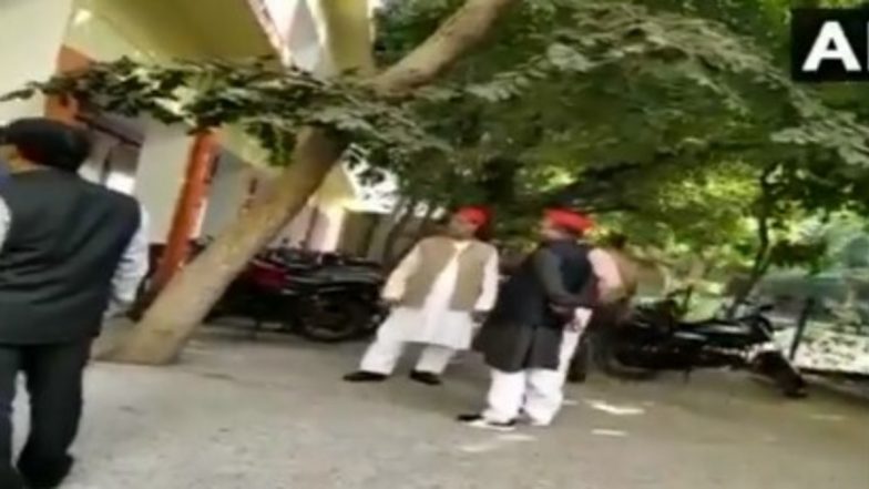 Samajwadi Party MLA Haji Ikram Qureshi Caught Smoking in Moradabad District Hospital During Mulayam Singh Yadav’s Birthday Celebration; Video Goes Viral