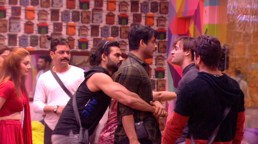 Bigg Boss 13: Sidharth Shukla's Fans Turn Racist, Call Asim Riaz A 'Terrorist' Forcing The Latter's Brother To File A Complaint With Cyber Police Bigg Boss 13: Sidharth Shukla's Fans Turn Racist, Call Asim Riaz A 'Terrorist' Forcing The Latter's Brother To File A Complaint With Cyber Police