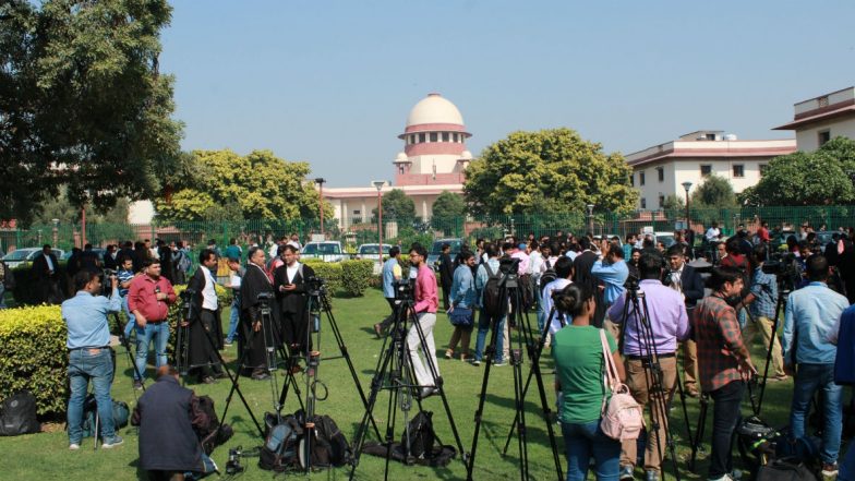 Oxygen Crisis: Supreme Court Stays Delhi High Court's Order of Initiation of Contempt Proceedings Against the Central Government Officers