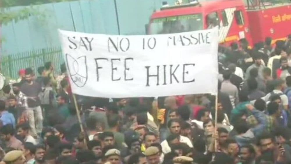 JNU Fee Hike Protest: Students, Police Clash Outside While V-C Venkaiah Naidu Attends Convocation Inside Campus
