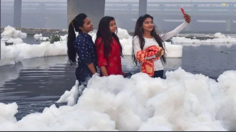 Picture of Girls Clicking a Selfie Standing in Toxic Foam of Yamuna River During Chhath Puja Goes Viral, Netizens Mock The Situation With Sarcastic Tweets