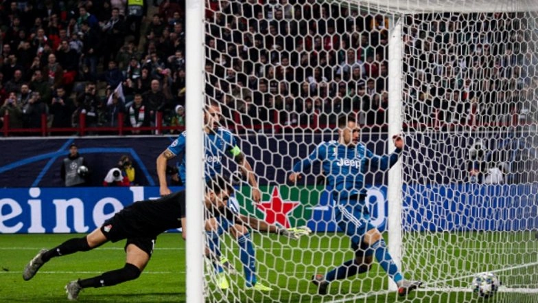 Aaron Ramsey Steals Cristiano Ronaldo’s Free Kick During Lokomotiv Moscow vs Juventus, Champions League 2019-20; Mid-Fielder Apologises to CR7 (Watch Video)
