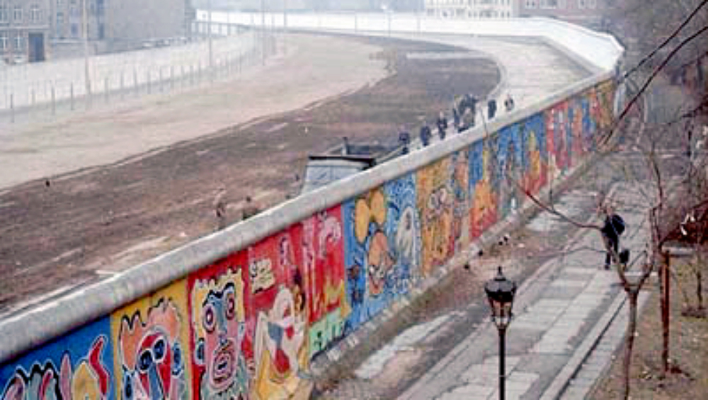 The Fall Of The Berlin Wall 30th Anniversary What Happened During The Falling Of Iron Curtain 