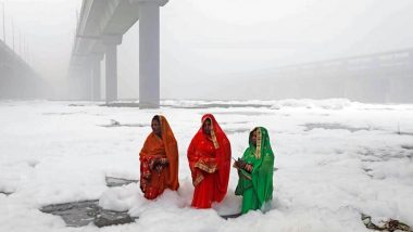 Chhath Puja 2019 Photo of Women Offering Prayers Amid Toxic Foams in the ‘Polluted’ Yamuna River in Delhi Goes Viral; Netizens Express Anger on Twitter