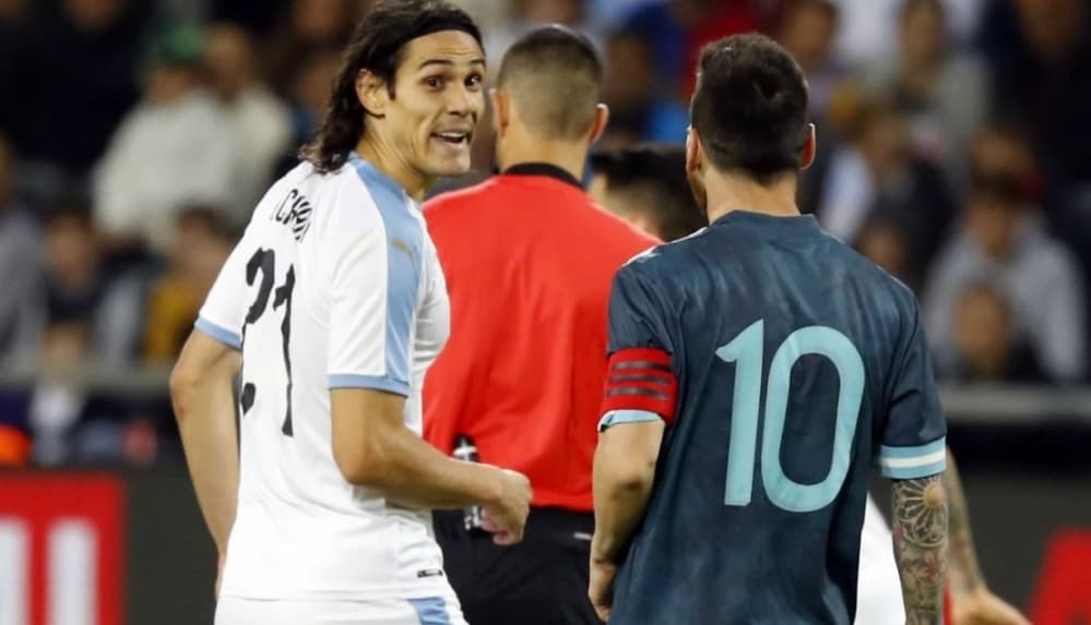 Lionel Messi Gets into a Heated Argument With Edinson Cavani During Argentina vs Uruguay International Friendly 2019 Match (Watch Video) Lionel Messi Gets into a Heated Argument With Edinson Cavani During Argentina vs Uruguay International Friendly 2019 Match (Watch Video)