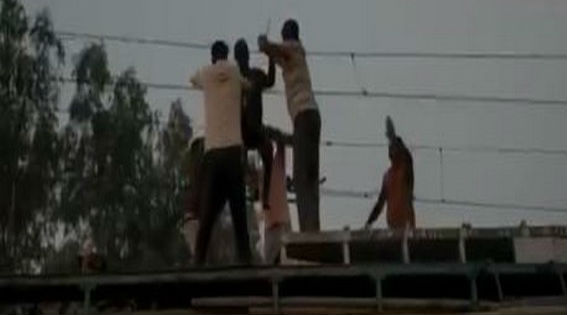 Madhya Pradesh: Man Dangling from Overhead Wire at Dabra Railway Station Rescued by GRP; Watch Video