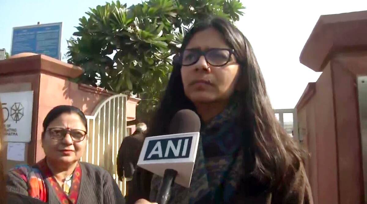 DCW Chief Swati Maliwal Stopped By Delhi Police From Sitting on Hunger Strike Against Hyderabad Veterinary Rape-Murder Case DCW Chief Swati Maliwal Stopped By Delhi Police From Sitting on Hunger Strike Against Hyderabad Veterinary Rape-Murder Case